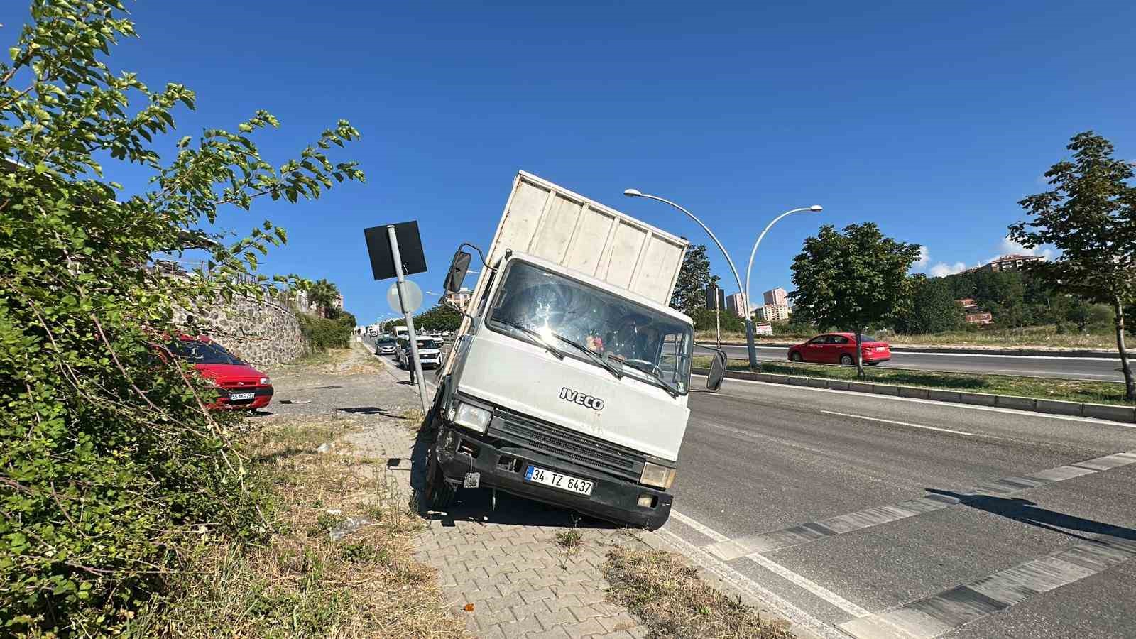 Kamyonetin freni patladı, facianın eşiğinden dönüldü 