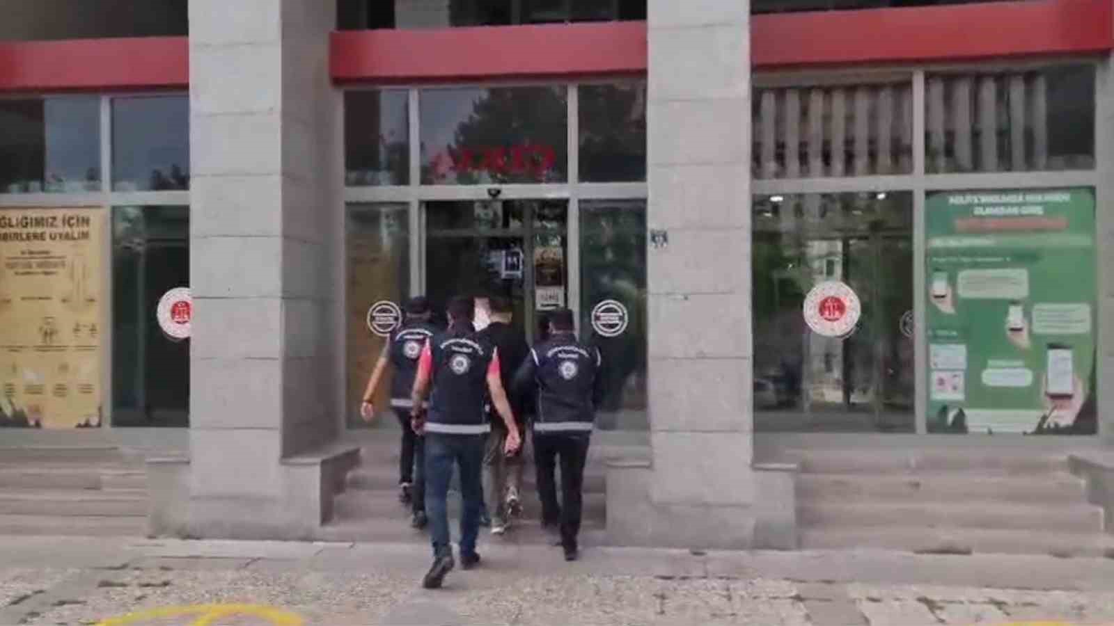 Erzurum’da tırın dorsesinde 22 düzensiz göçmen yakalandı 