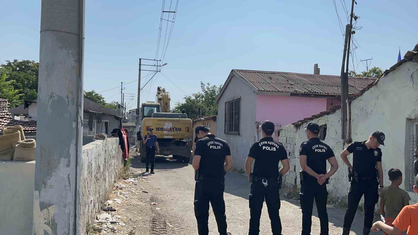 Çorlu’da metruk binalar yıkıldı 