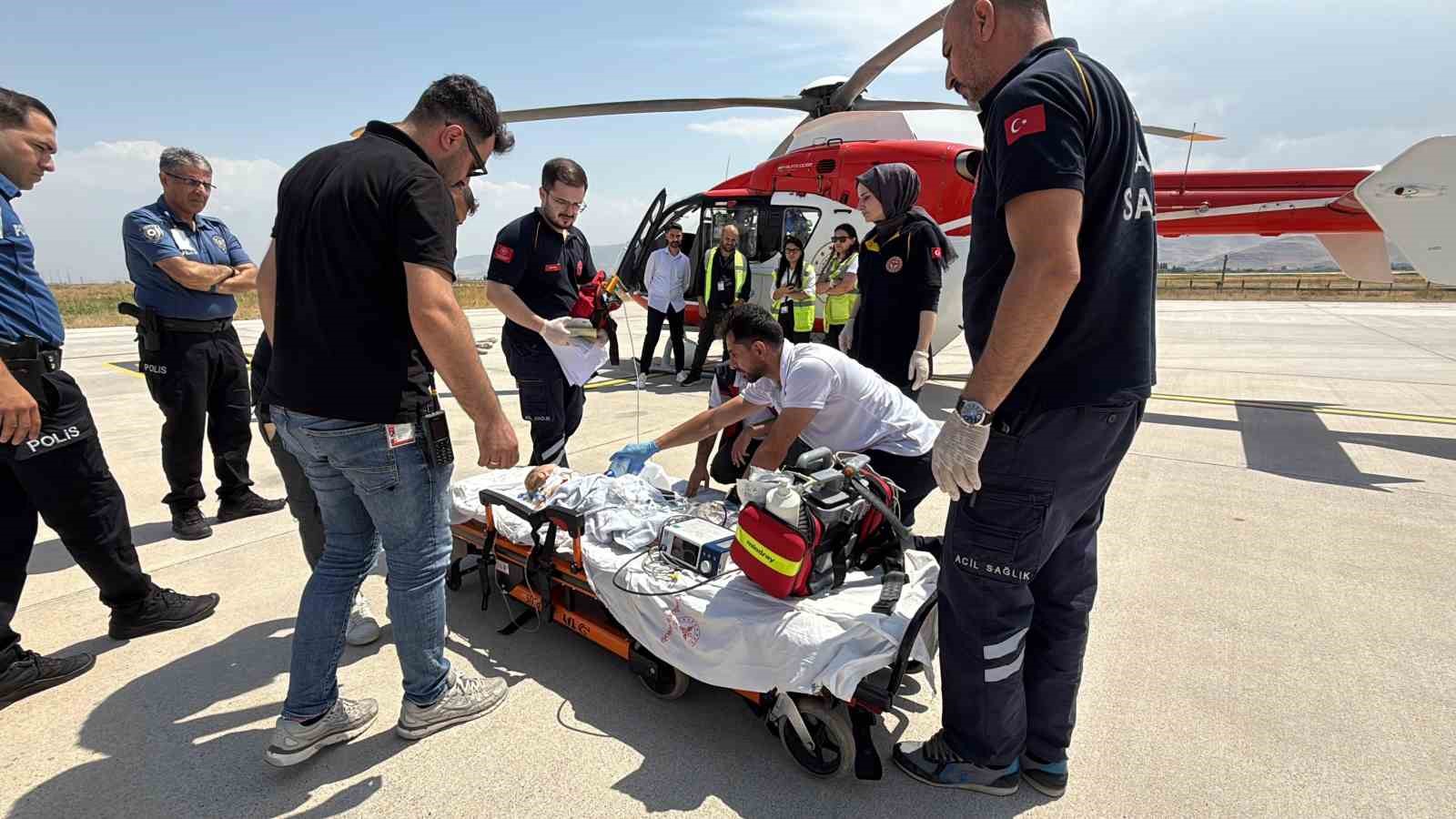 9 aylık bebek ambulans helikopterle Elazığ’a sevk edildi 