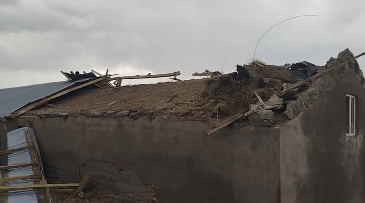Malazgirt’te etkili olan fırtına ev ve ahırların çatısını uçurdu 