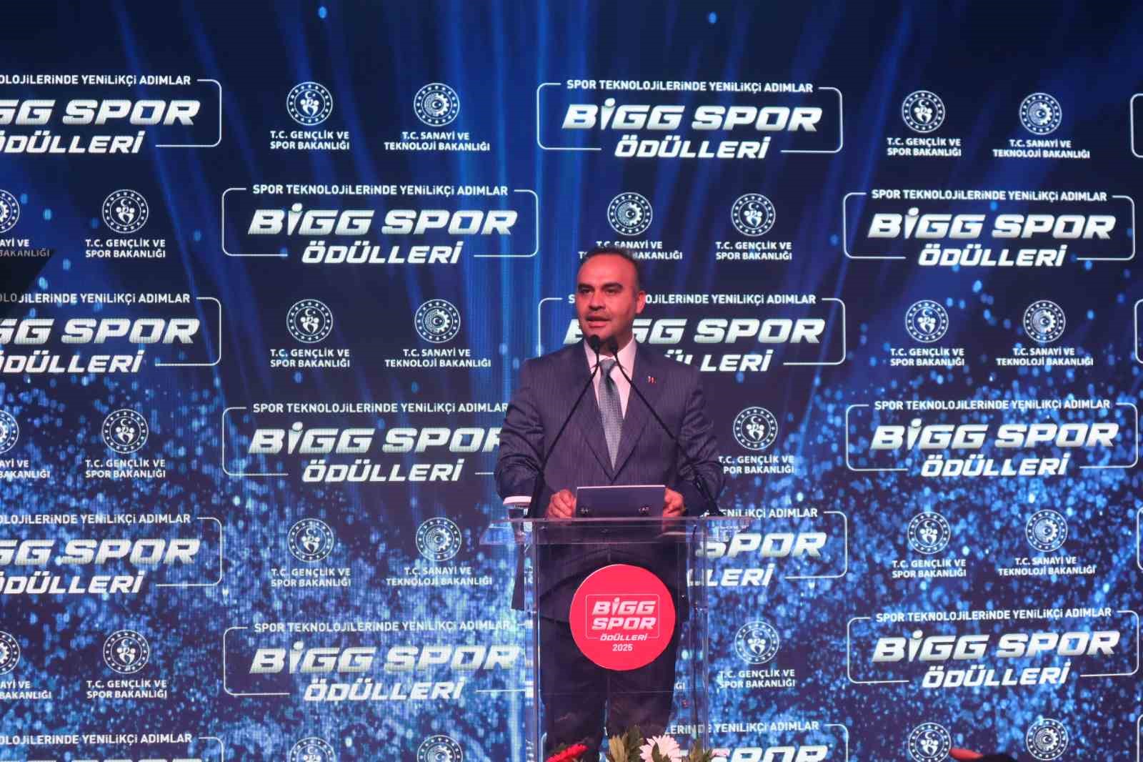 Gençlik ve Spor Bakanı Bak ile Sanayi ve Teknoloji Bakanı Kacır, 