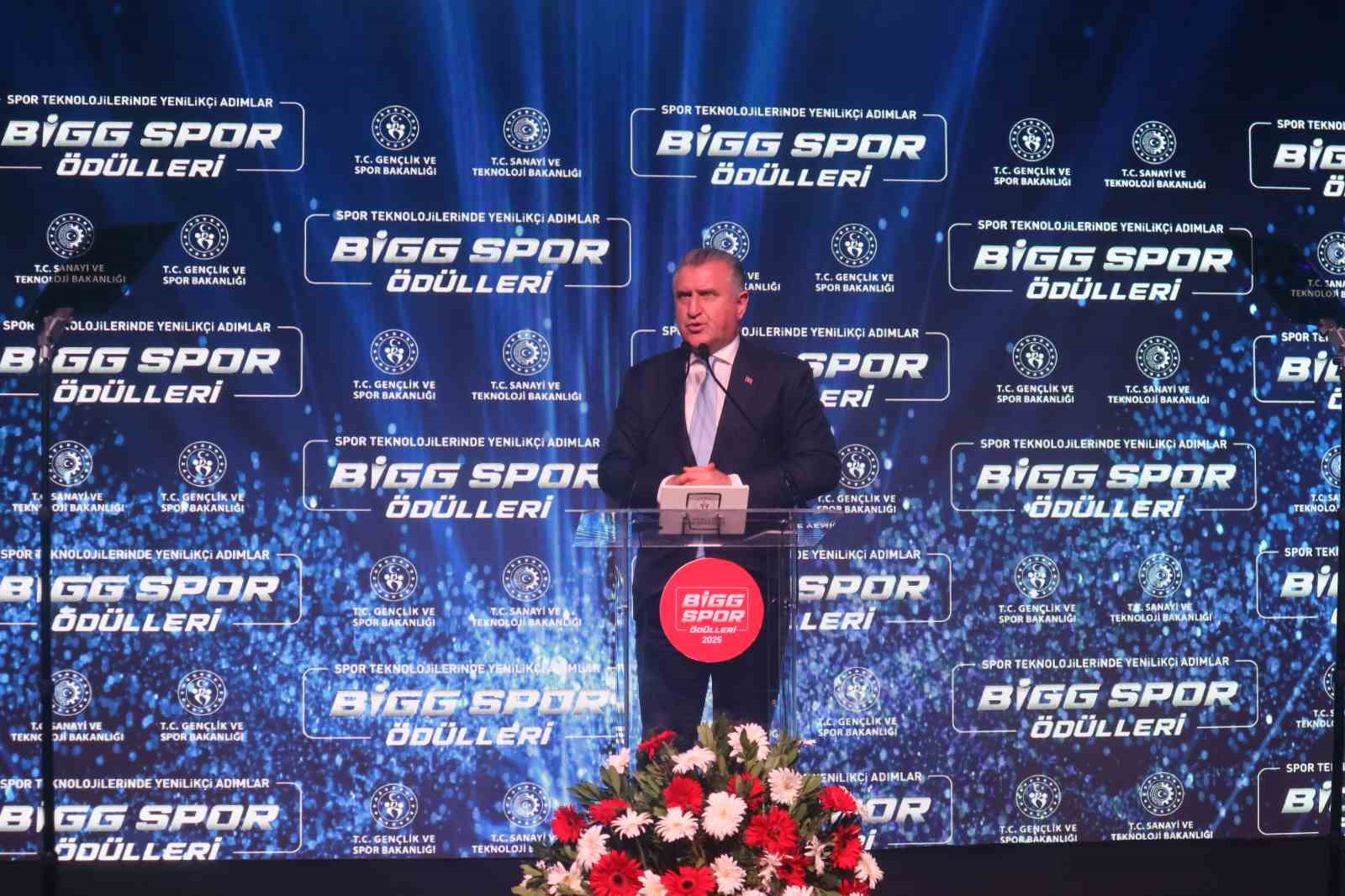 Gençlik ve Spor Bakanı Bak ile Sanayi ve Teknoloji Bakanı Kacır, 
