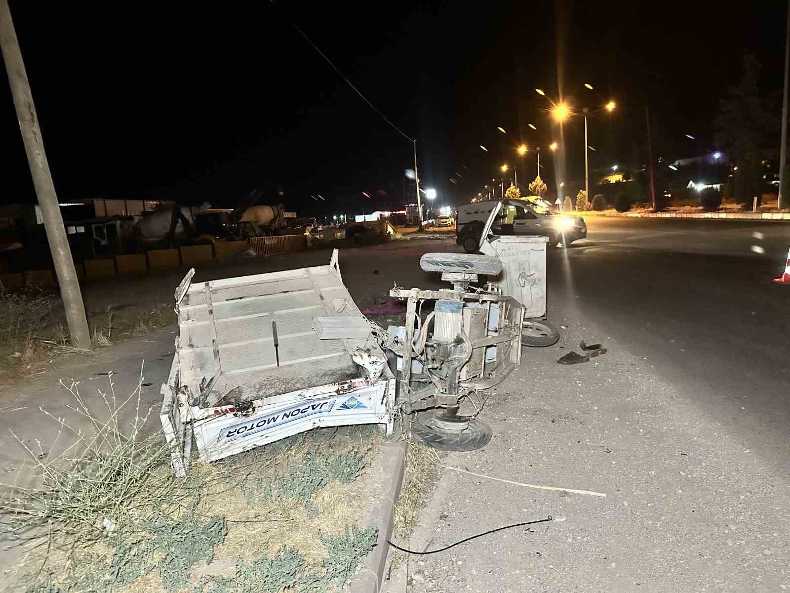 Elazığ’da otomobil ile elektrikli motosiklet çarpıştı: 2’si ağır 3 yaralı 