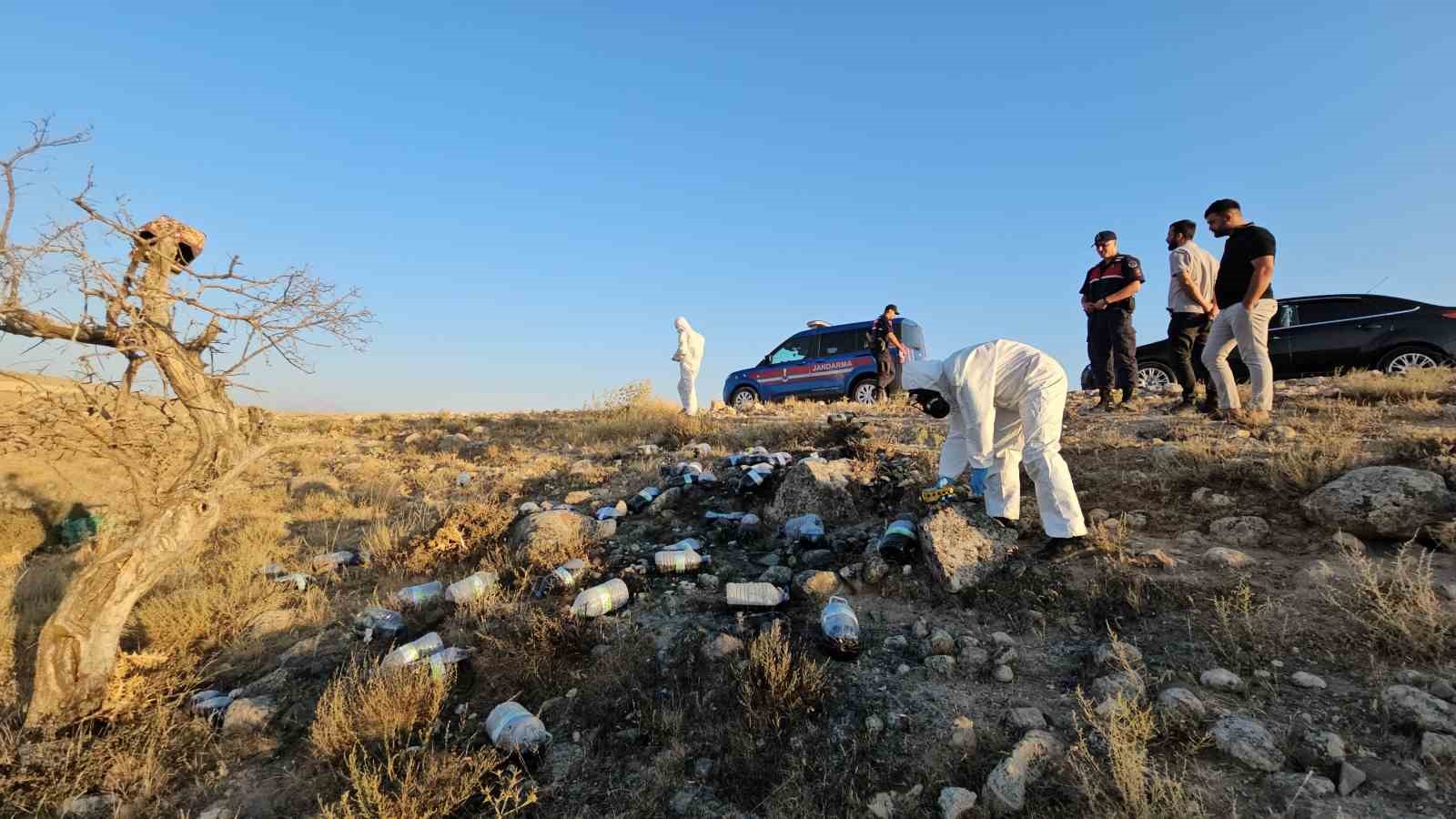 Boş arazideki siyah sıvı dolu bidonlar ekipleri harekete geçirdi 