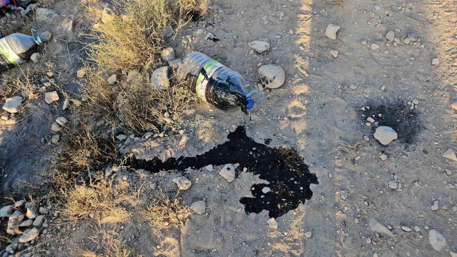 Boş arazideki siyah sıvı dolu bidonlar ekipleri harekete geçirdi 