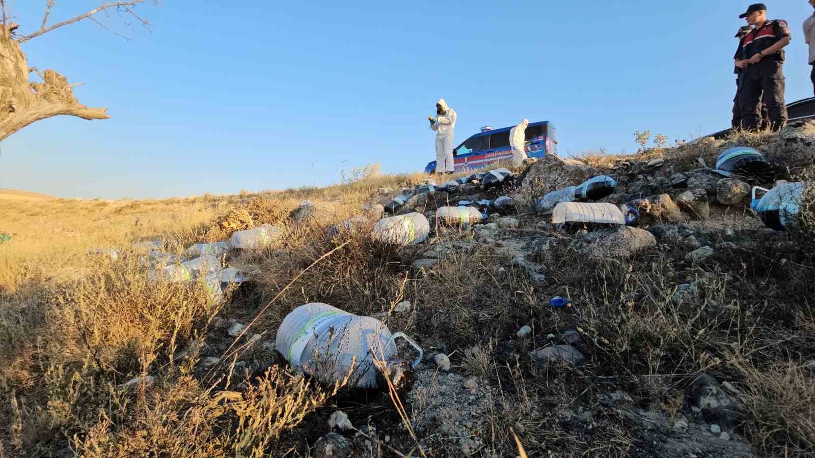 Boş arazideki siyah sıvı dolu bidonlar ekipleri harekete geçirdi 