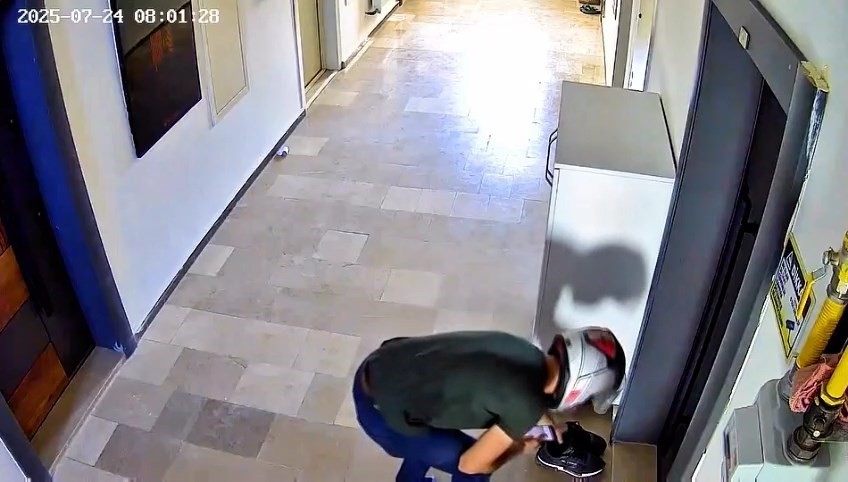 Kafasına atlet ve kask geçirerek hırsızlık girişiminde bulunan 2 şahıs kamerada 