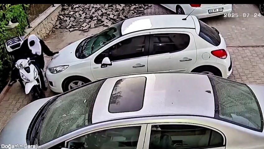 Kafasına atlet ve kask geçirerek hırsızlık girişiminde bulunan 2 şahıs kamerada 