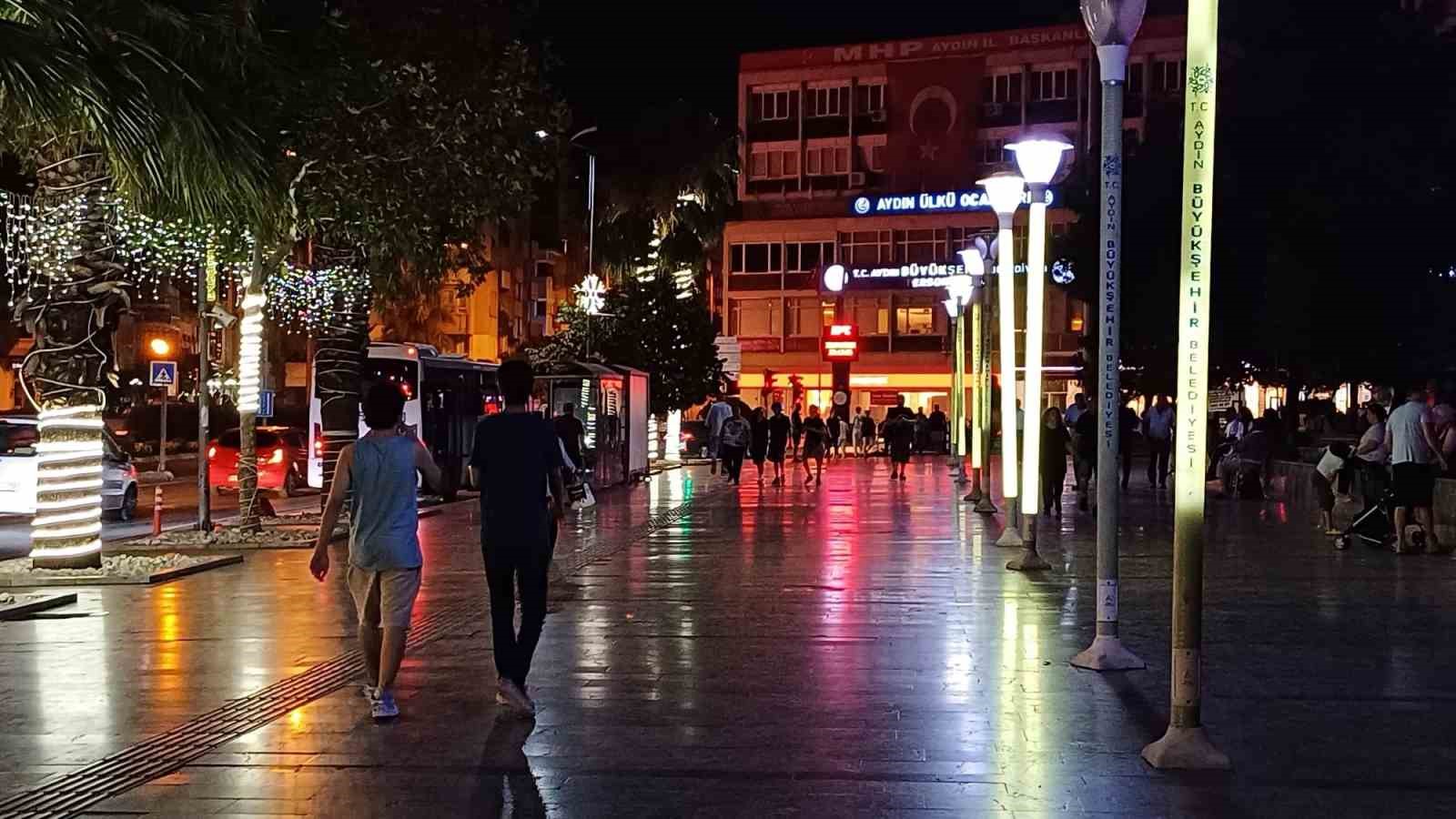 Akşam termometre 35’i gösterdi Aydınlılar serinlemek için meydana akın etti 