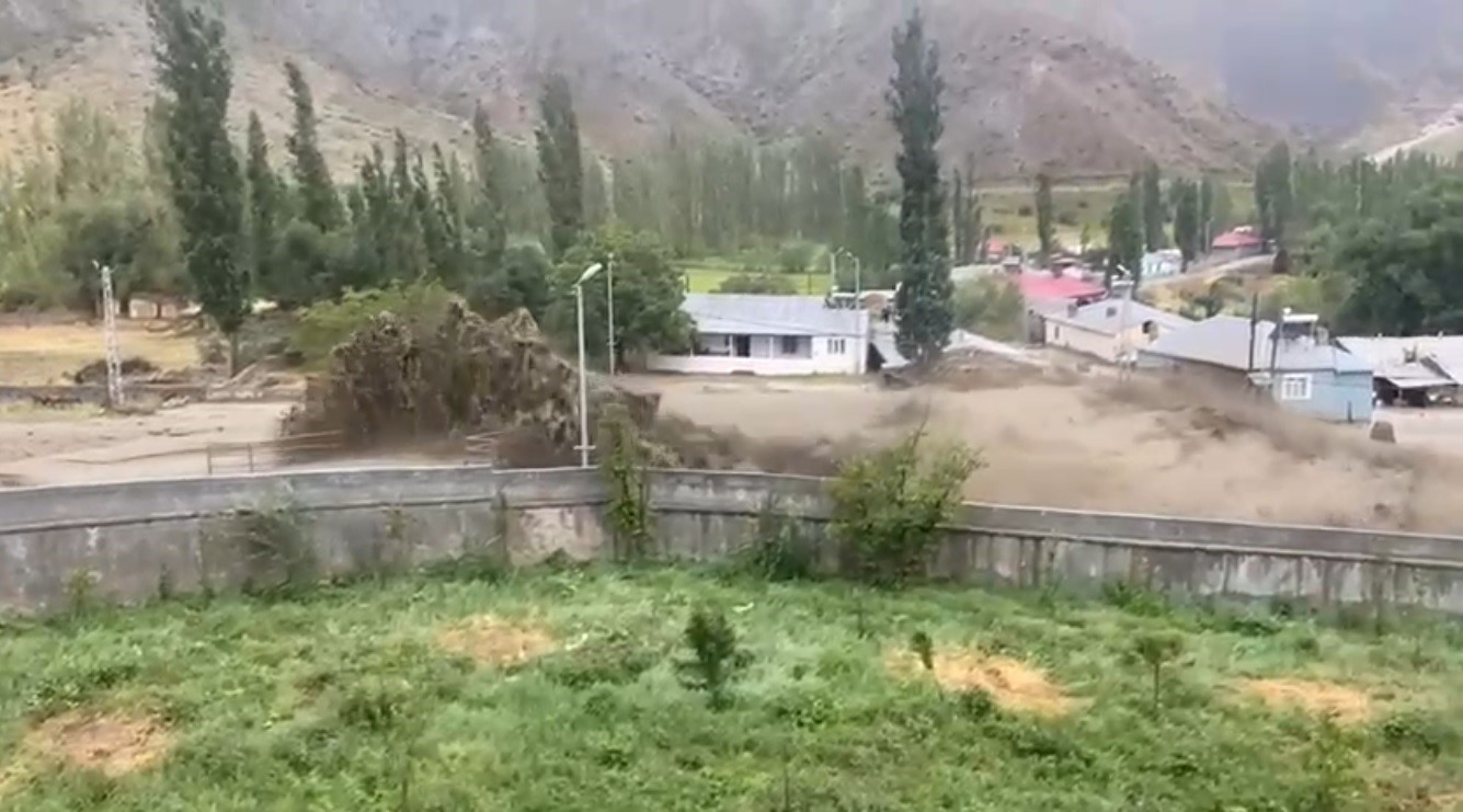 Kars’ta selin geliş anı kamerada 