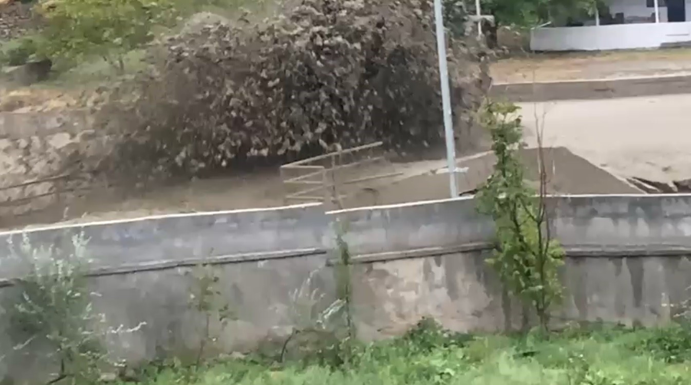 Kars’ta selin geliş anı kamerada 