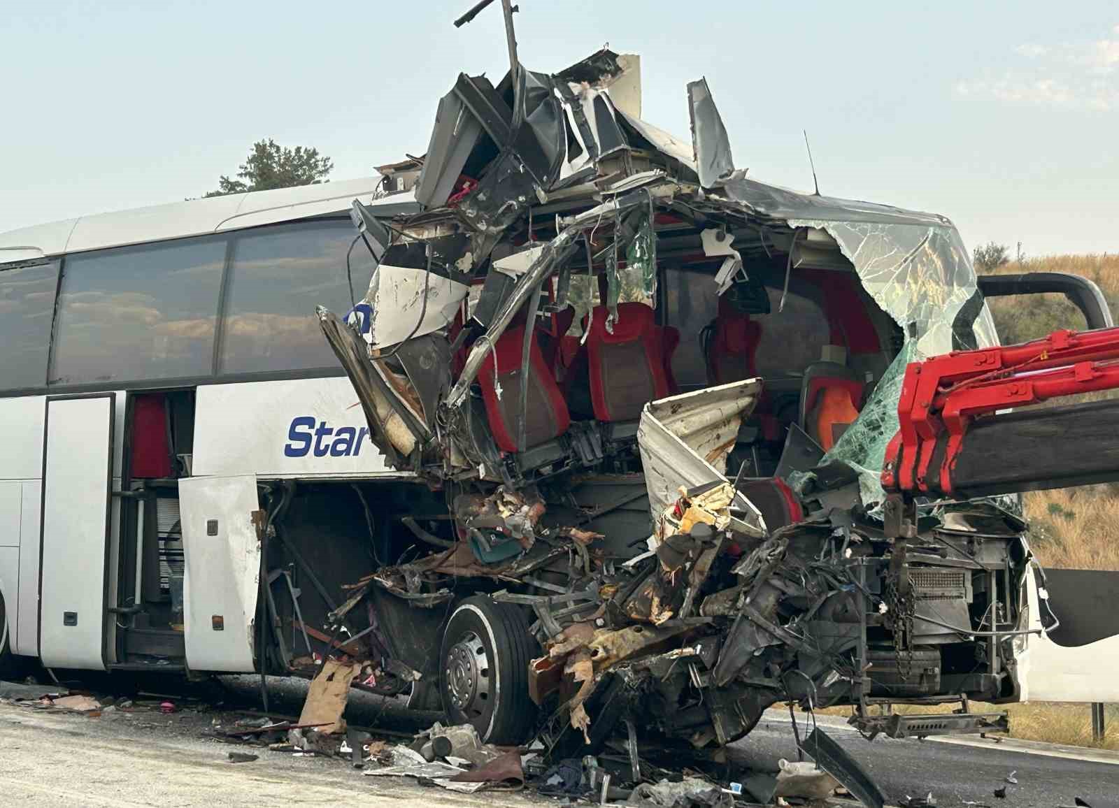 Mersin’de otobüs tıra çarptı: 9 yaralı