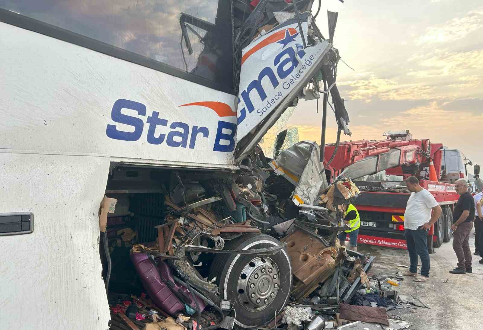 Mersin’de otobüs tıra çarptı: 9 yaralı 