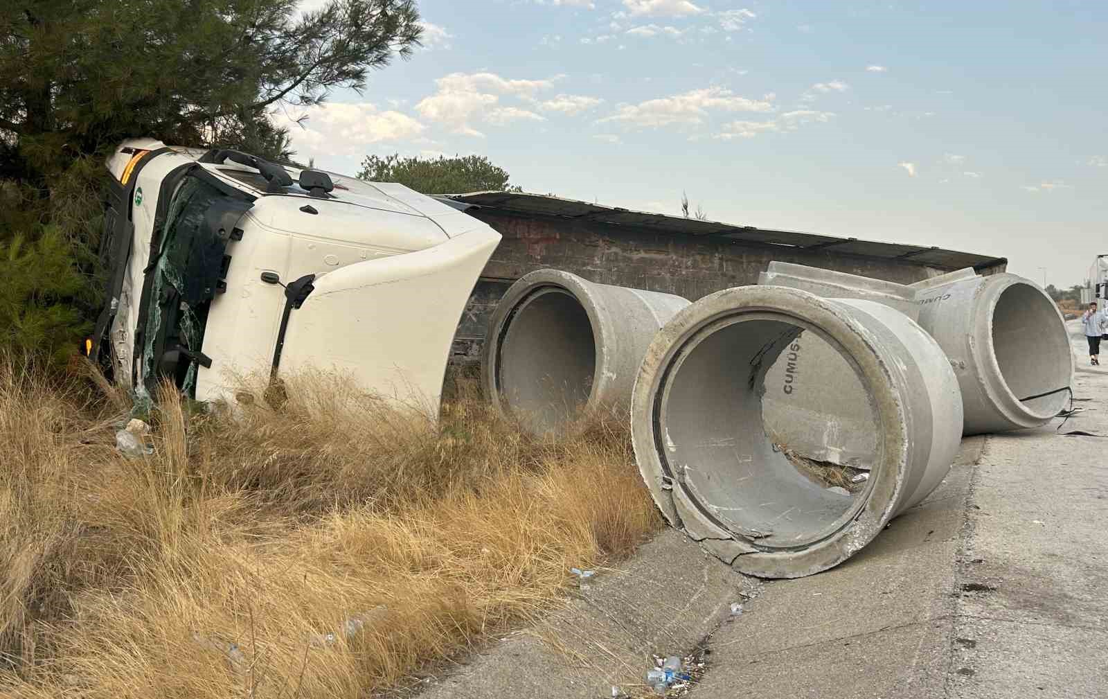 Mersin’de otobüs tıra çarptı: 9 yaralı 