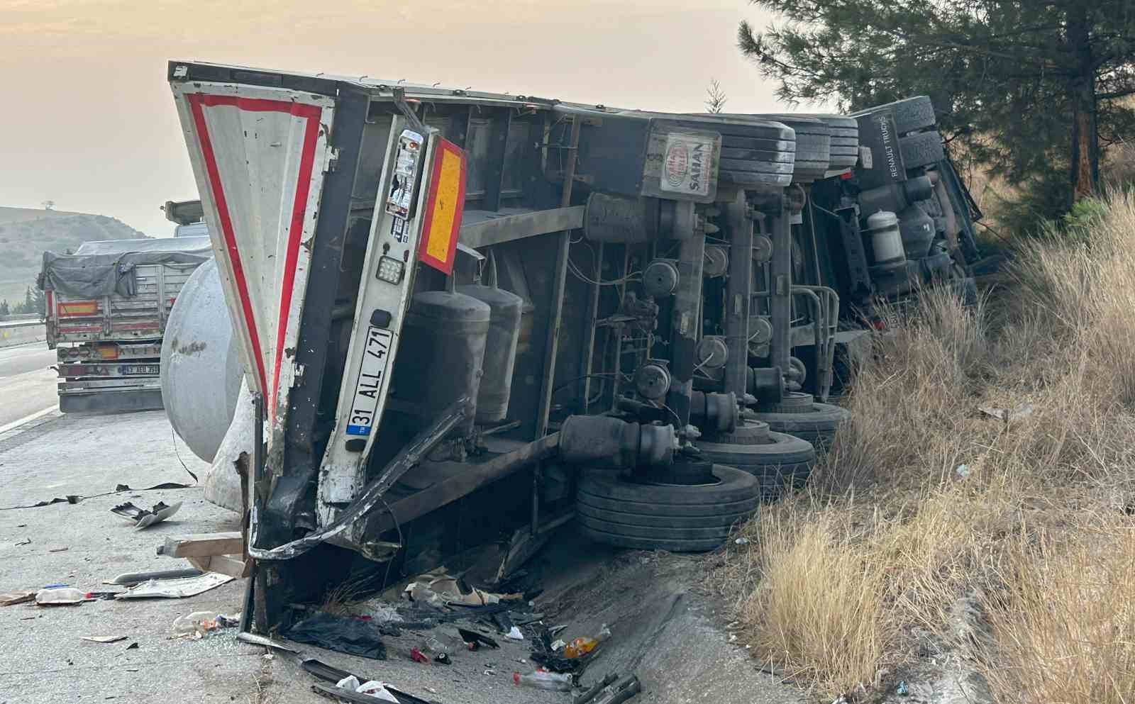 Mersin’de otobüs tıra çarptı: 9 yaralı 