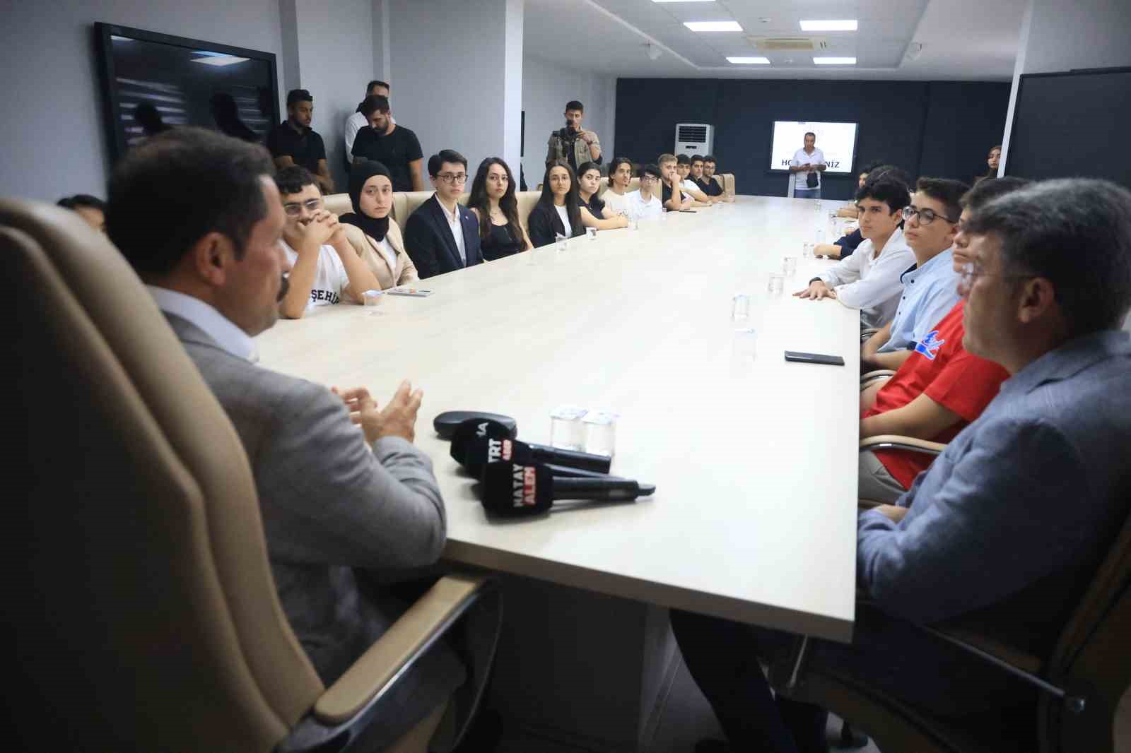 Hatay’da LGS ve YKS’de başarı elde eden öğrenciler depremzede vatandaşları gururlandırdılar 