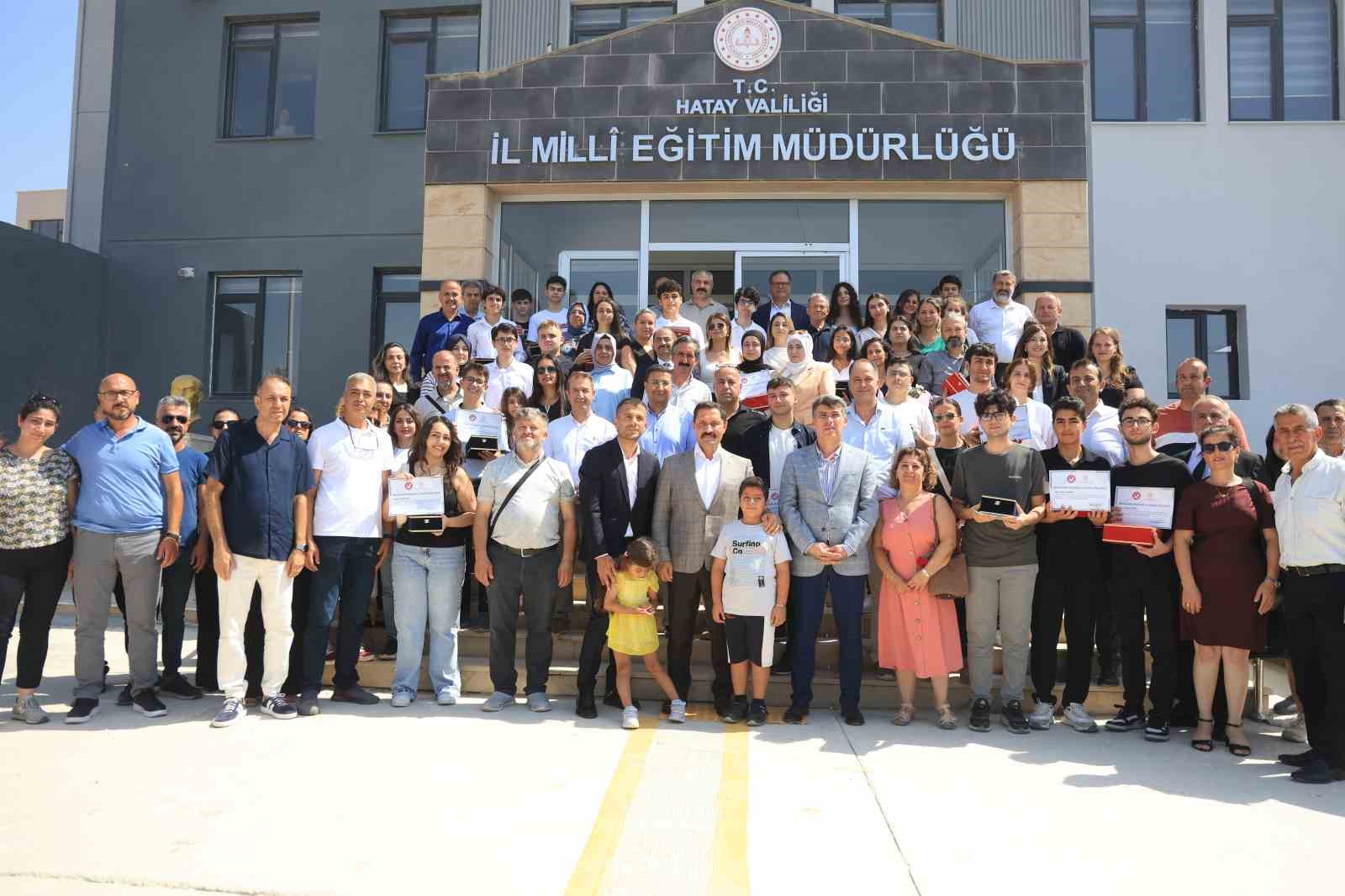 Hatay’da LGS ve YKS’de başarı elde eden öğrenciler depremzede vatandaşları gururlandırdılar 