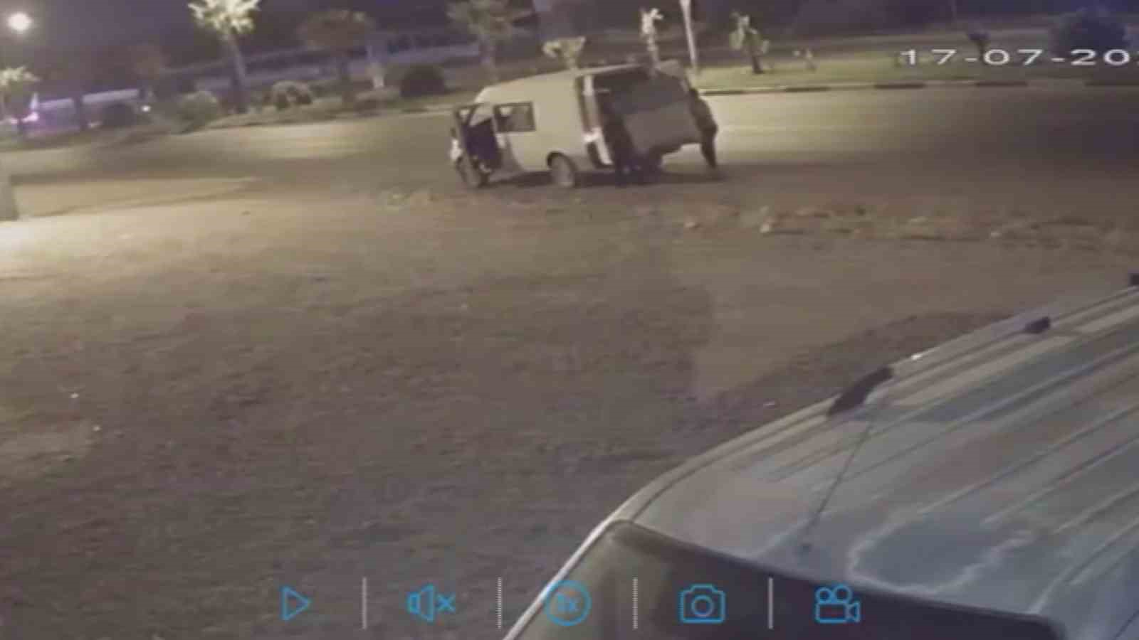 Hırsızların yol kenarında duran çöp konteynerini araca yükleyip çaldığı anlar kamerada 
