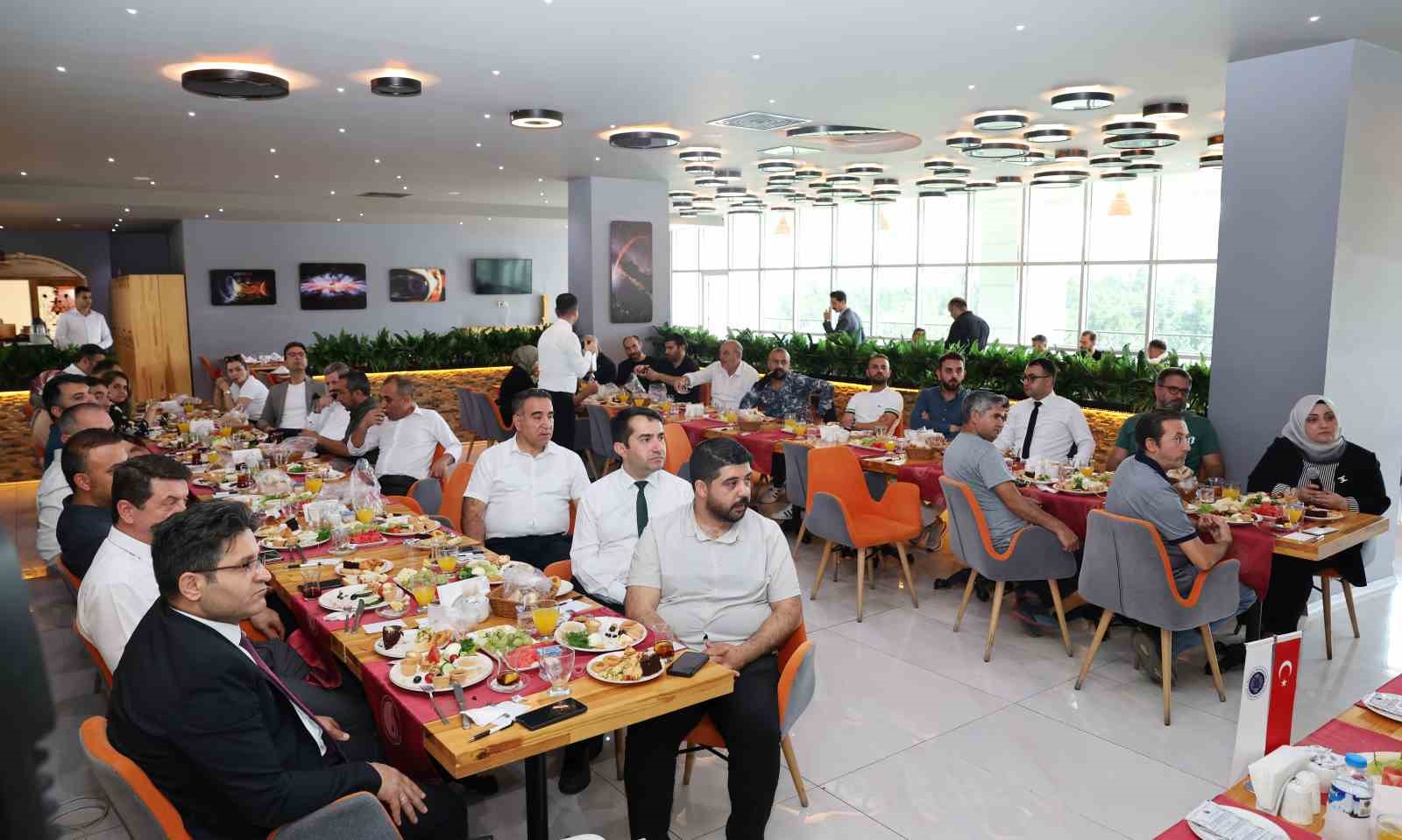 Rektör Hacımüftüoğlu okul yöneticileriyle bir araya geldi 