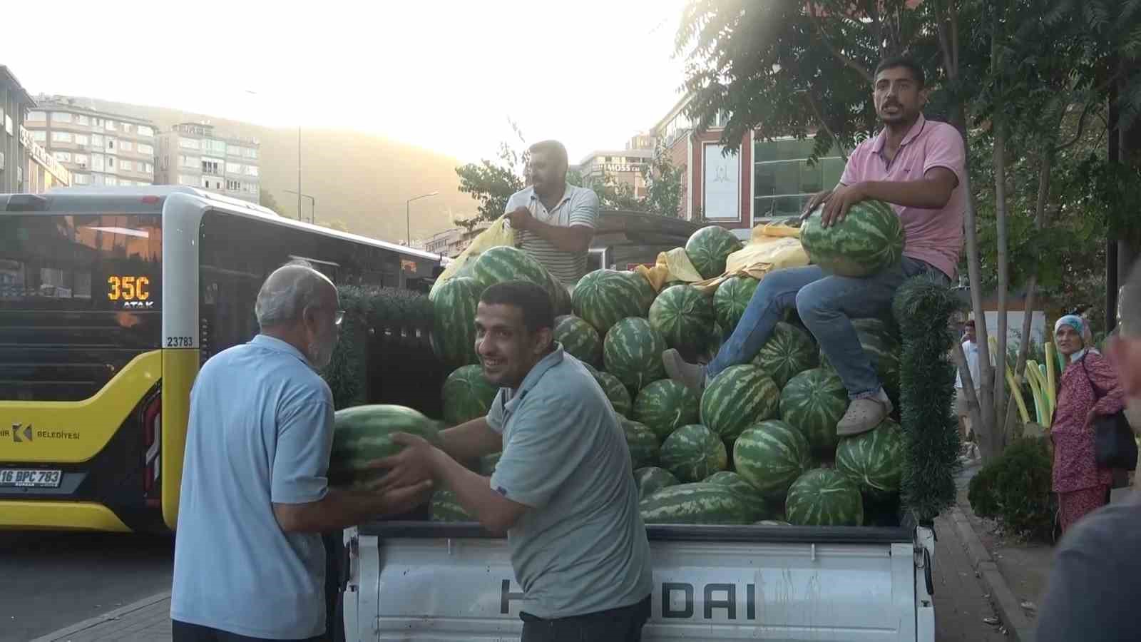 Bursa’da bir mağaza 4 kamyon karpuz dağıttı 
