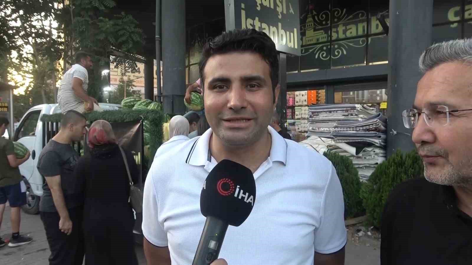 Bursa’da bir mağaza 4 kamyon karpuz dağıttı 