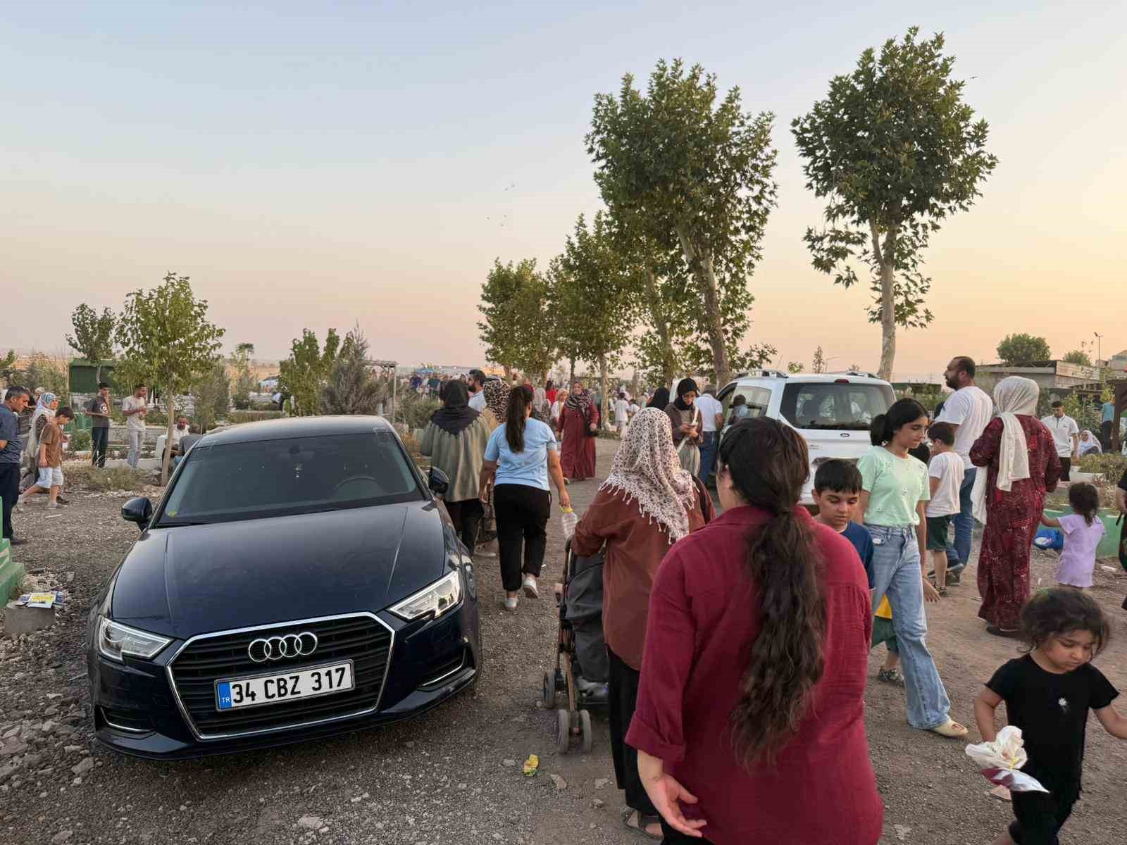 Diyarbakır Yeniköy Mezarlığı’nda araç trafiği ve kirlilik tepki çekiyor 