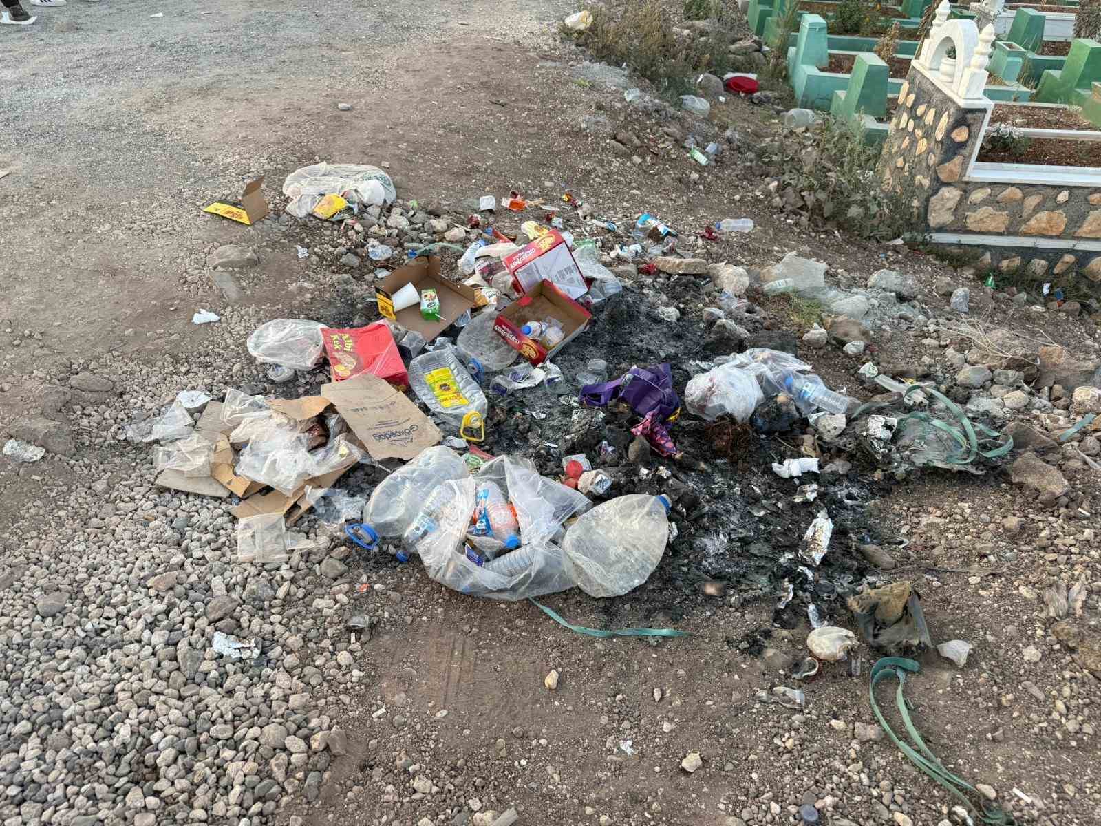 Diyarbakır Yeniköy Mezarlığı’nda araç trafiği ve kirlilik tepki çekiyor 