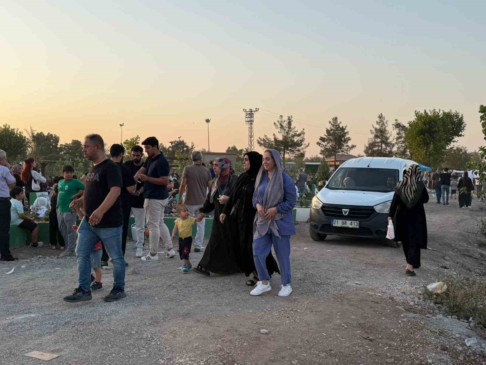 Diyarbakır Yeniköy Mezarlığı’nda araç trafiği ve kirlilik tepki çekiyor 