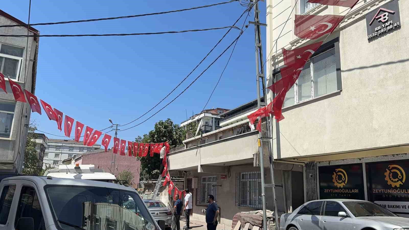 Hatay Şehidi’nin İstanbul’daki baba ocağı bayraklarla donatıldı 