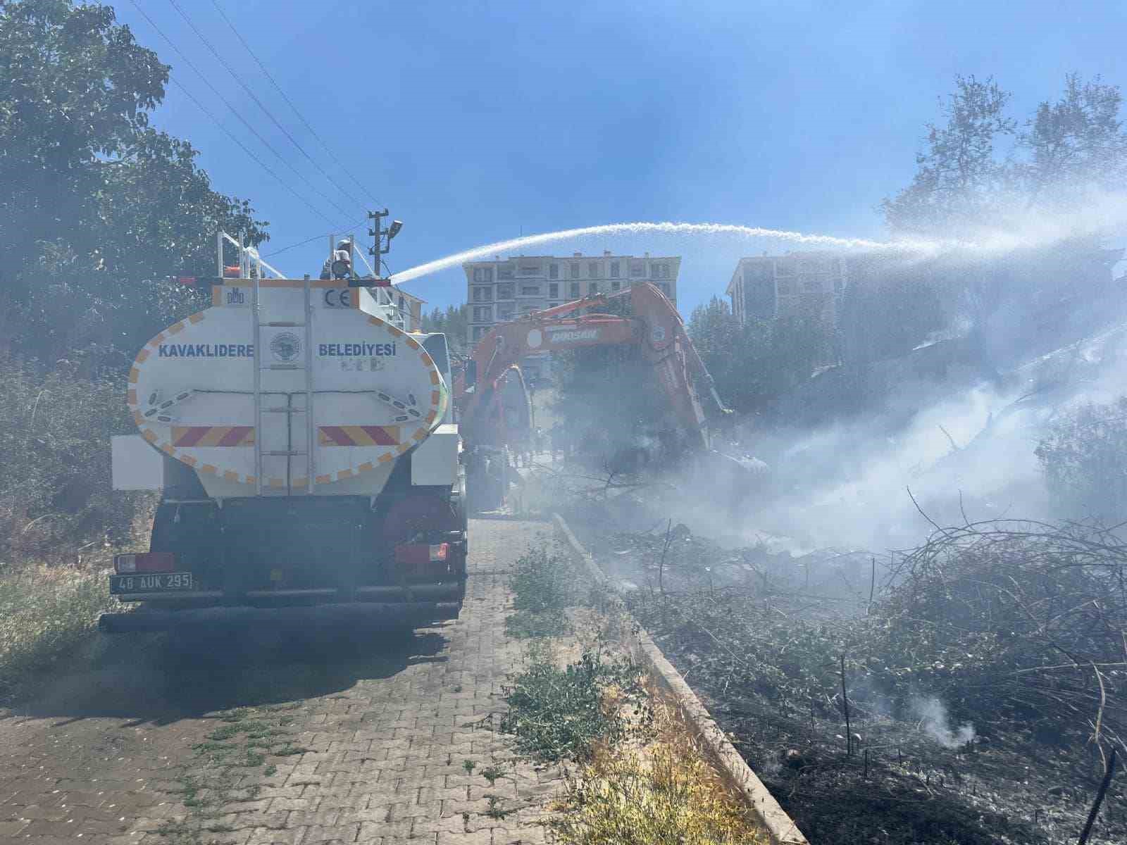 Kavaklıdere ilçe merkezindeki yangın büyümeden kontrol altına alındı 