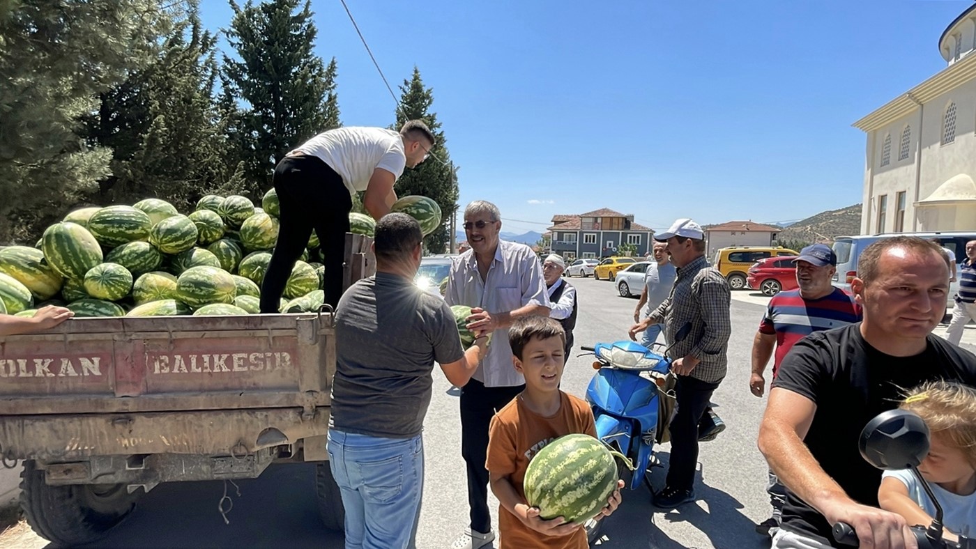Tonlarca karpuzu satın alarak ücretsiz dağıttı 