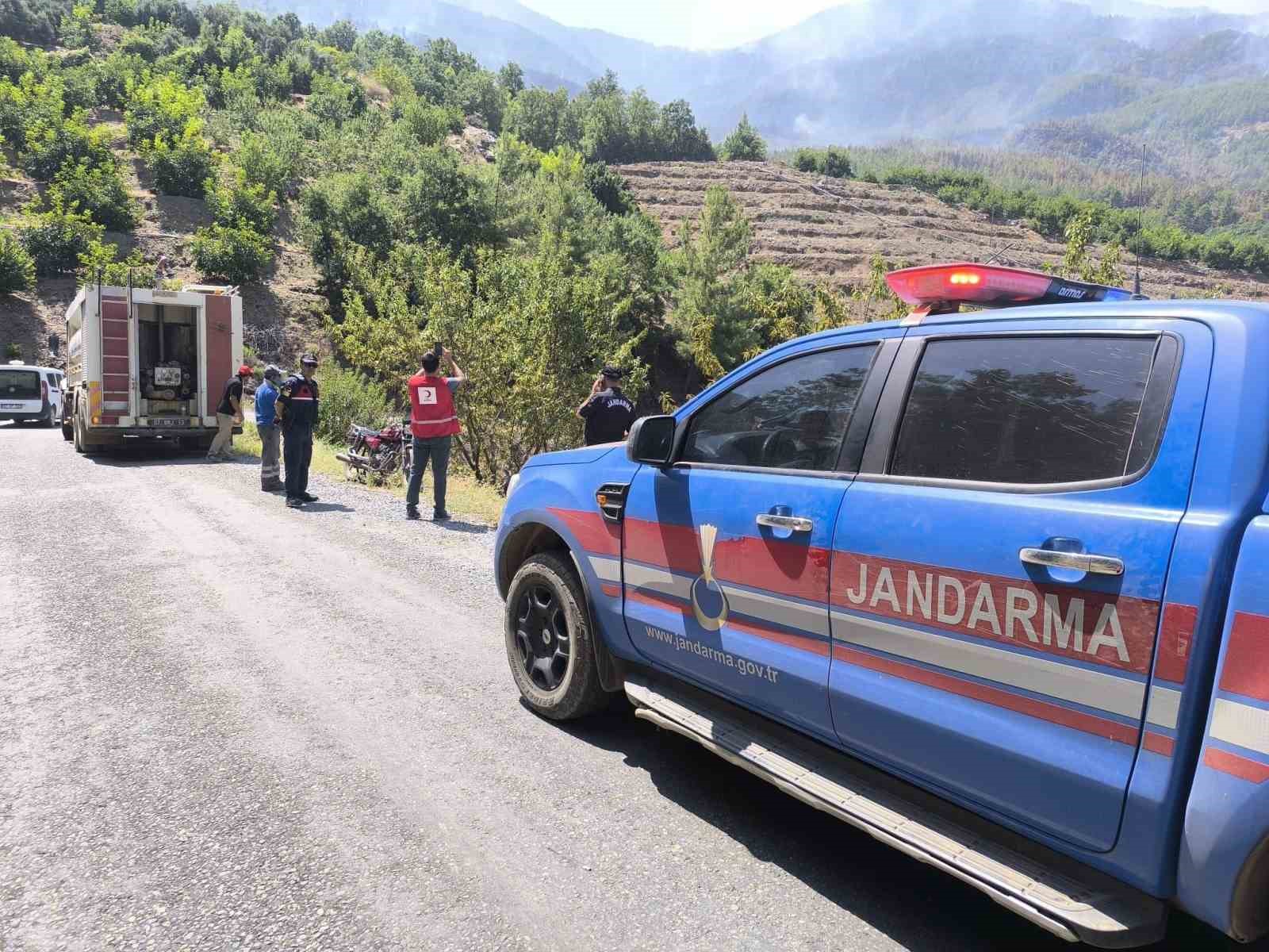 Gazipaşa’da yangınla mücadele eden vatandaş, su tankerinin altında kaldı 