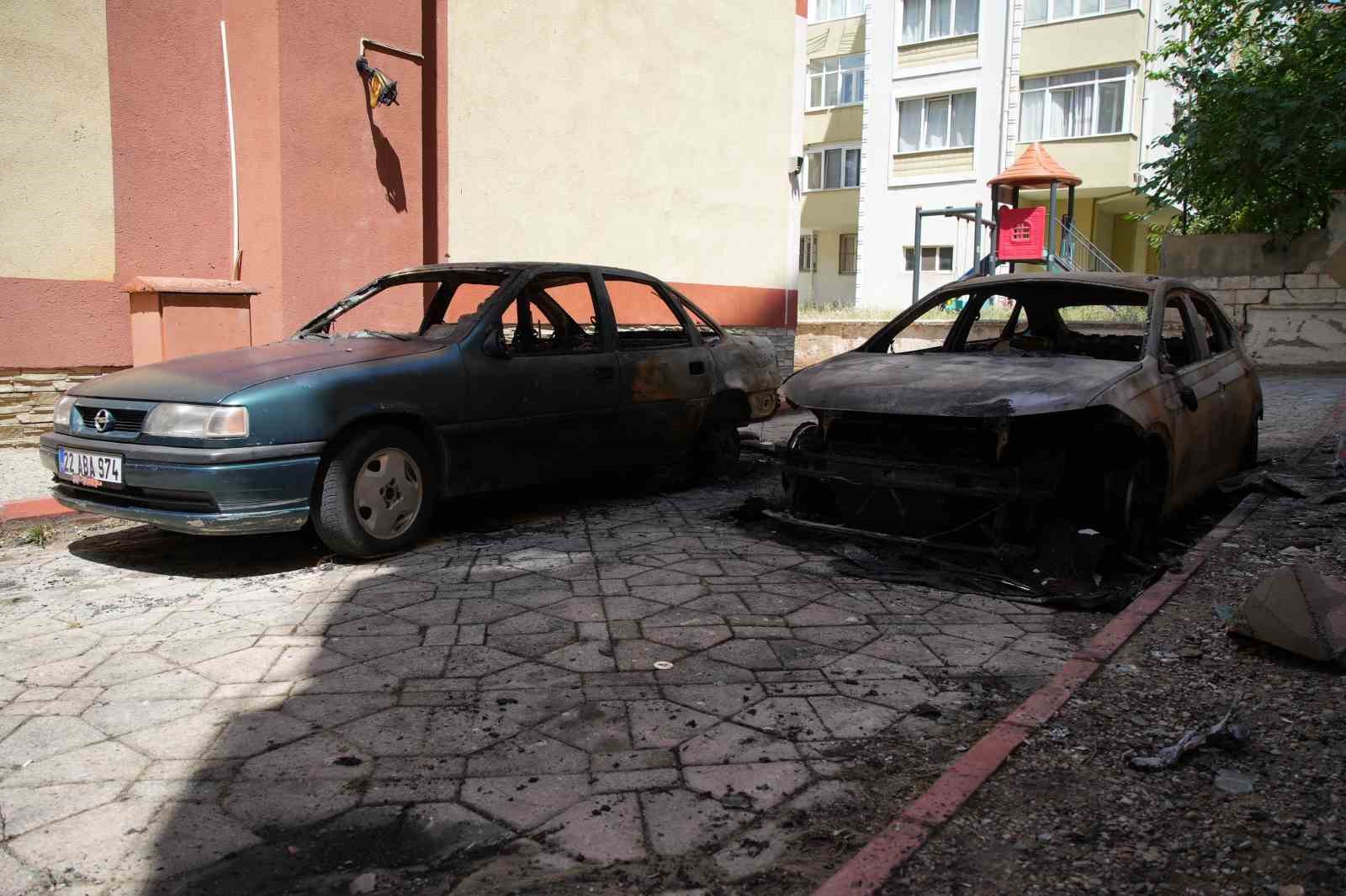Edirne’de 2 otomobil kundaklandı 