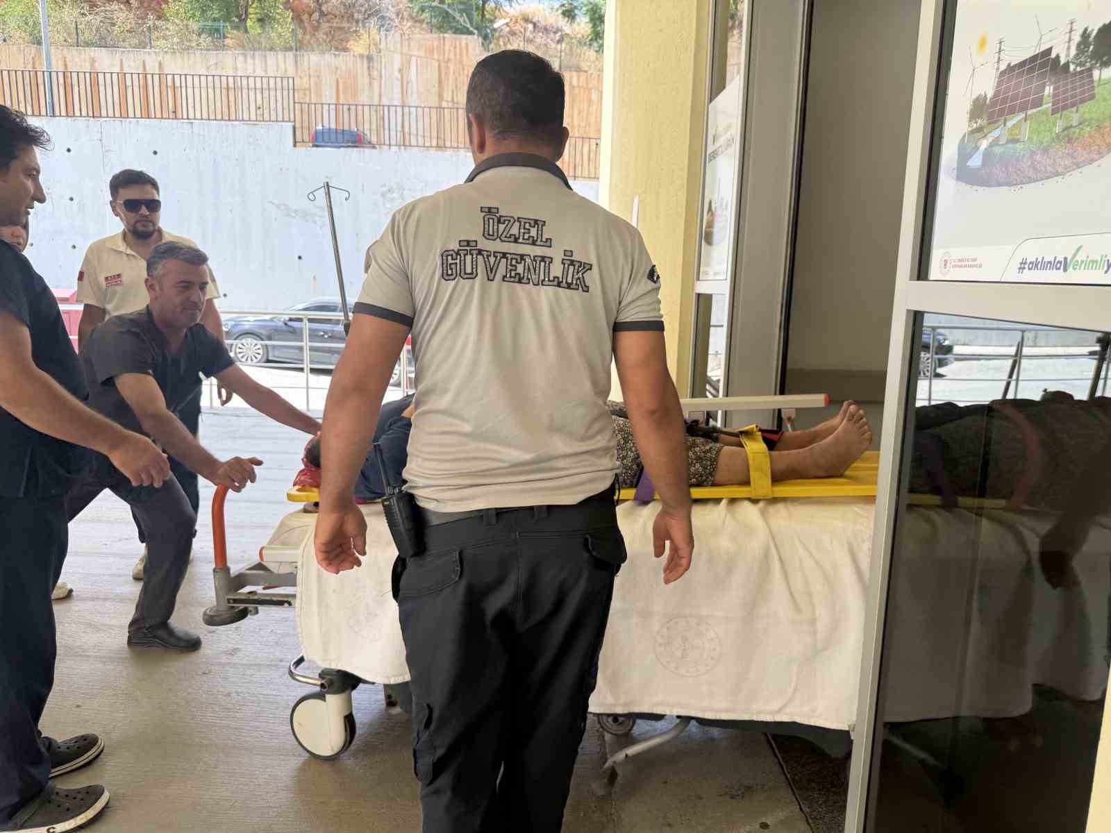 Sağlık ekipleri, evinin önünde düşen kadın için 4 buçuk saat yolculuk yaptı 