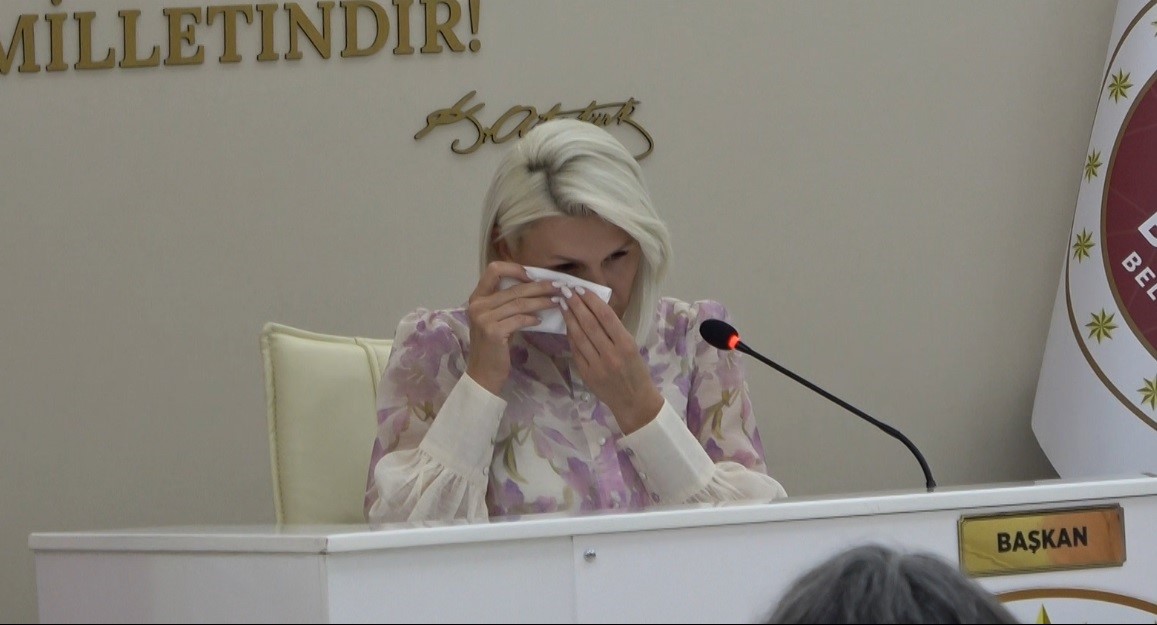 AK Parti ve MHP’den destek alan CHP’li başkan gözyaşlarını tutamadı