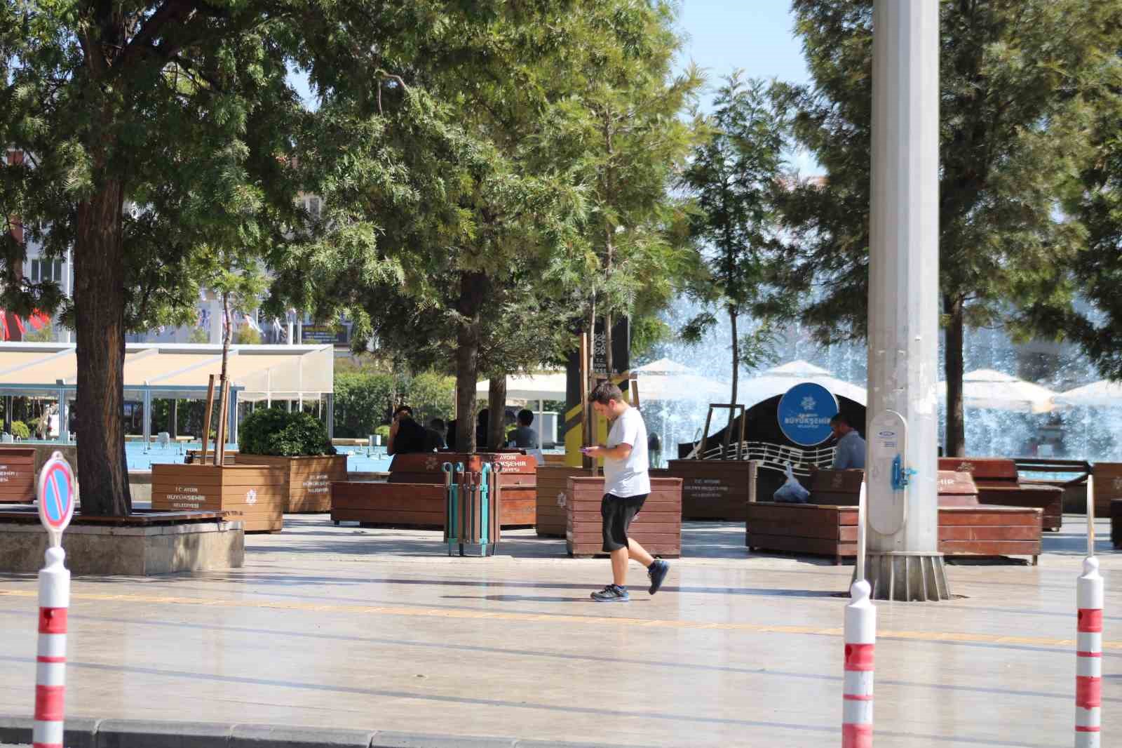 Termometre 44 dereceyi gösterdi, vatandaşlar sığınacak gölge aradı 