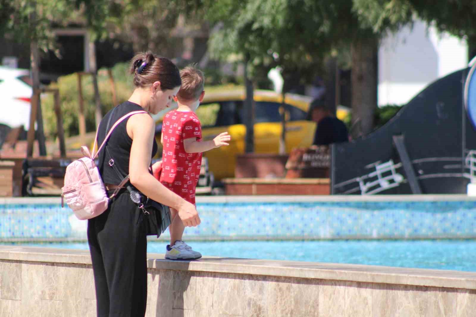 Termometre 44 dereceyi gösterdi, vatandaşlar sığınacak gölge aradı 
