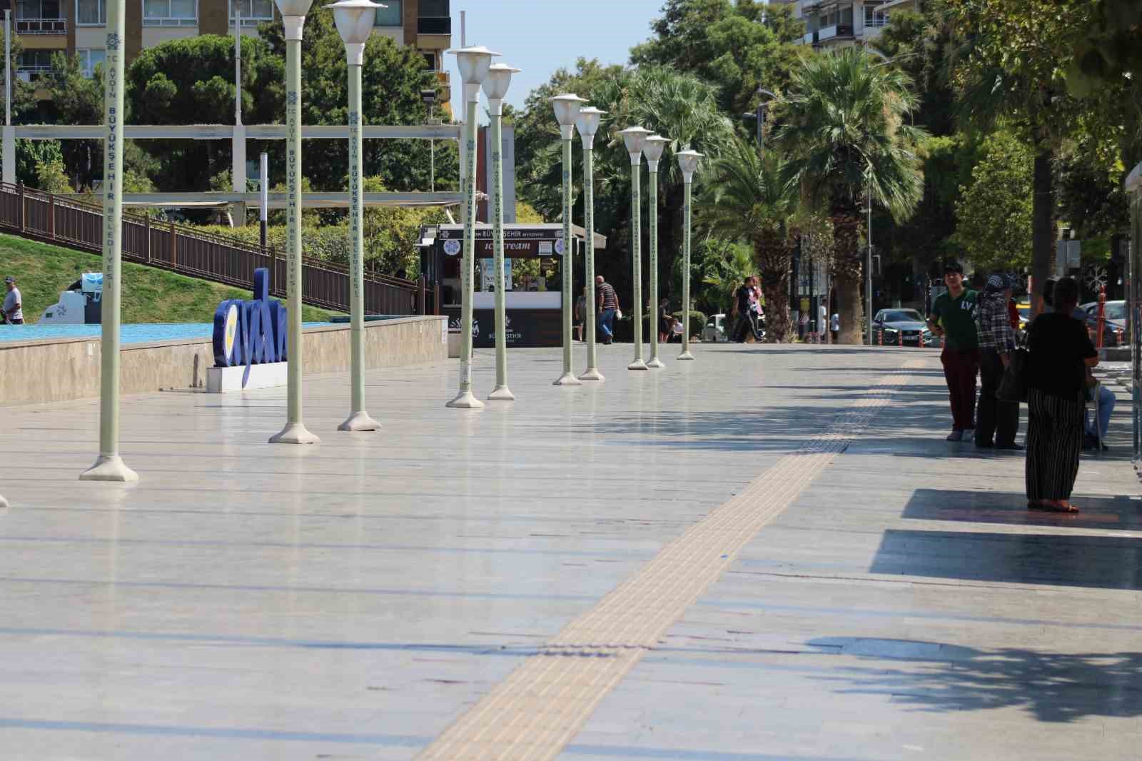Termometre 44 dereceyi gösterdi, vatandaşlar sığınacak gölge aradı 