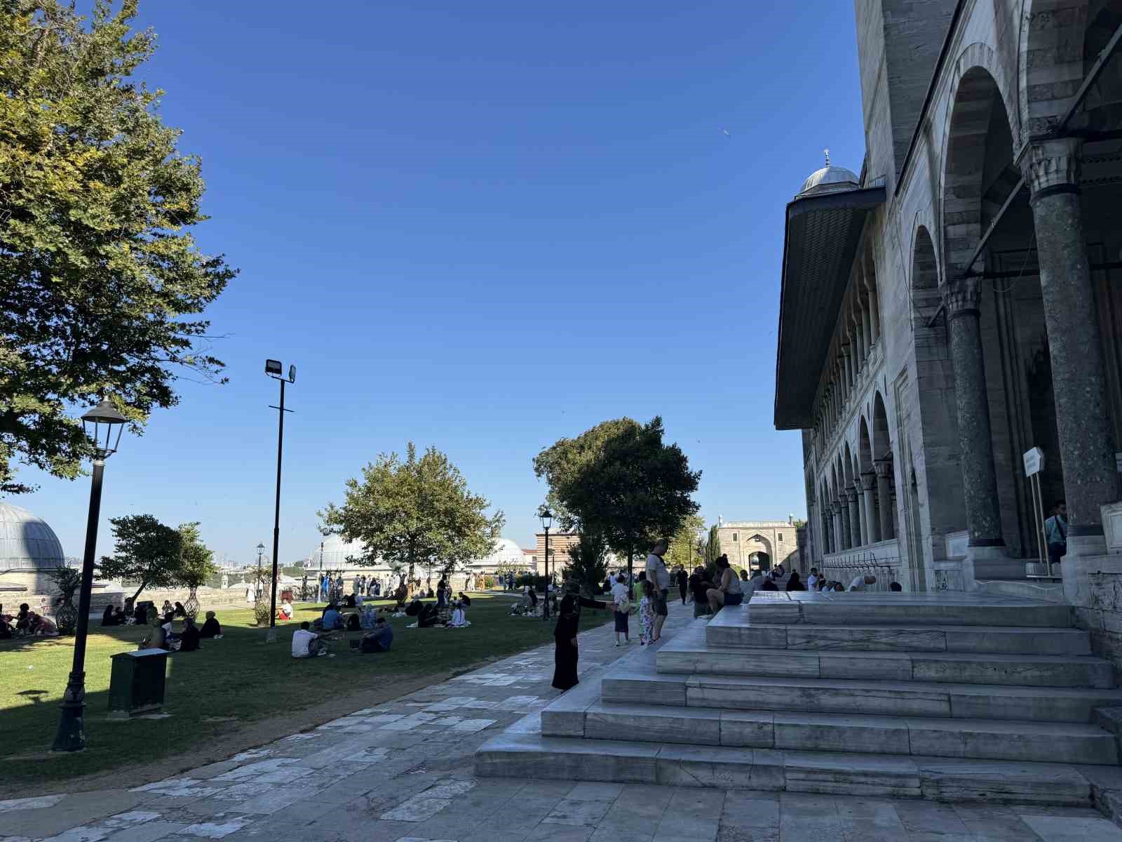 İstanbul sıcaktan bunalınca tarihi camilere sığındı 