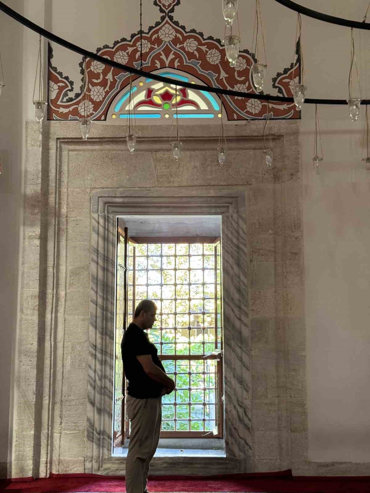 İstanbul sıcaktan bunalınca tarihi camilere sığındı 