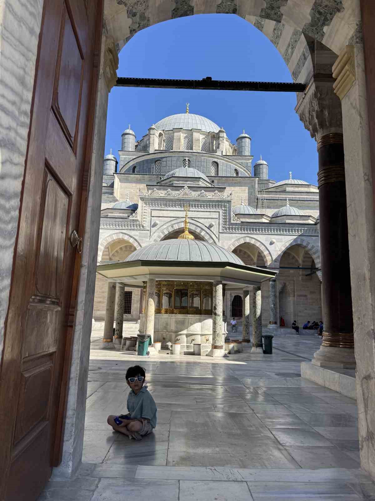 İstanbul sıcaktan bunalınca tarihi camilere sığındı 