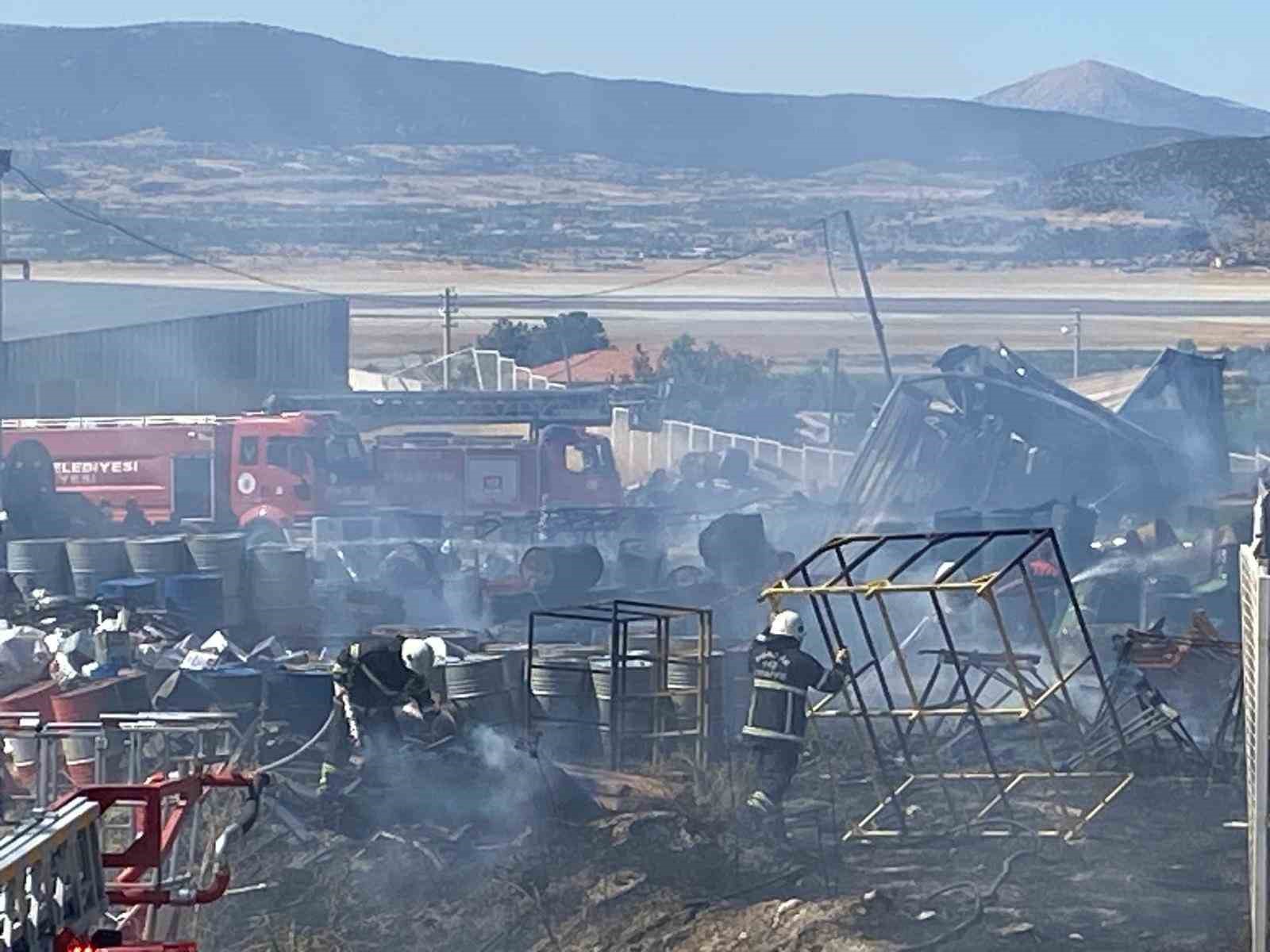 Fabrika deposunda çıkan yangında 2 işçi dumandan etkilendi 