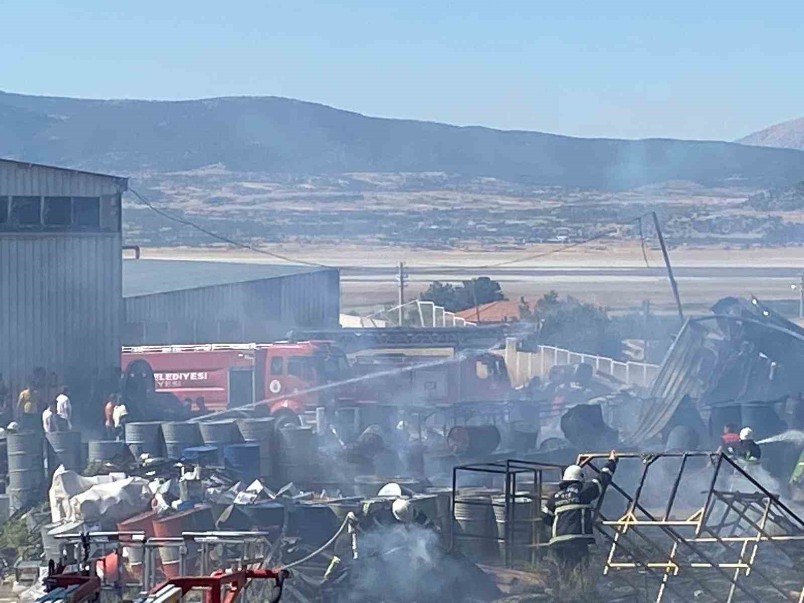 Fabrika deposunda çıkan yangında 2 işçi dumandan etkilendi 