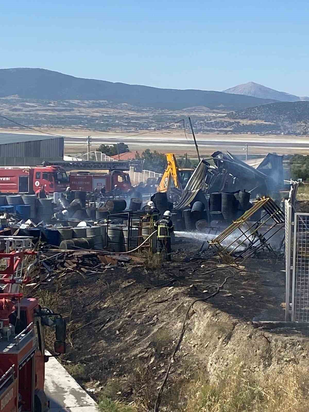 Fabrika deposunda çıkan yangında 2 işçi dumandan etkilendi 