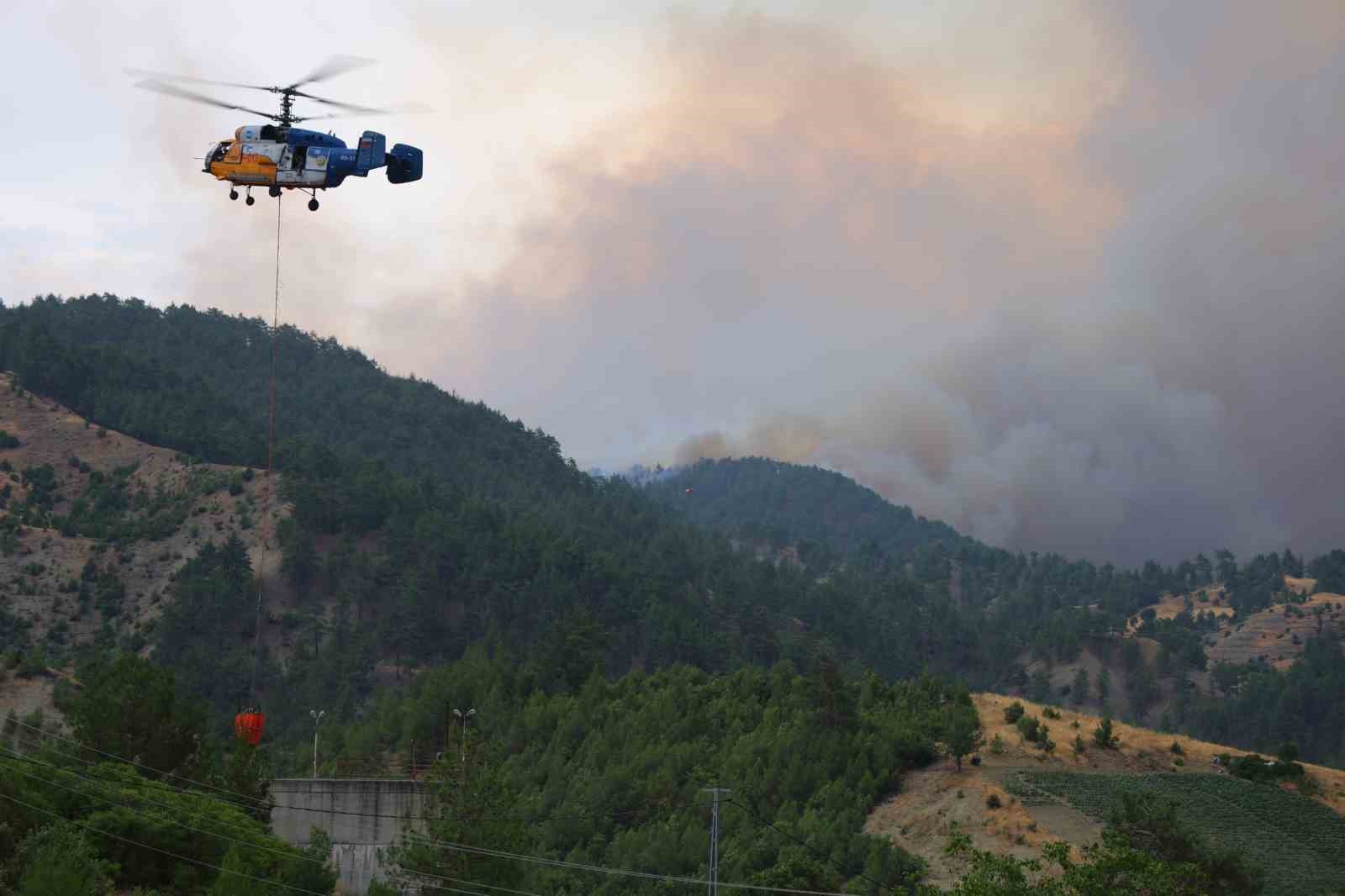 Kahramanmaraş’ta yangına havadan karadan müdahale sürüyor 