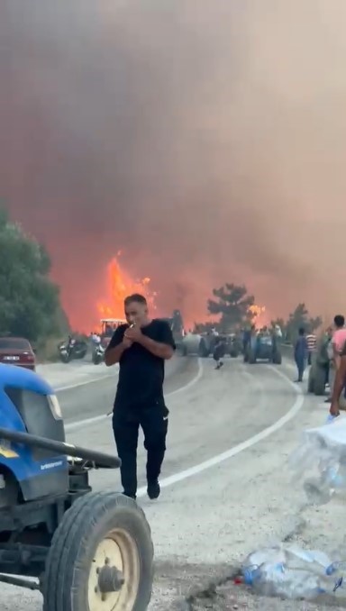 Alevler göğe ulaştı o aldırış etmeden sigarasını yaktı... 