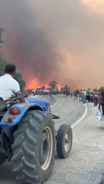 Alevler göğe ulaştı o aldırış etmeden sigarasını yaktı... 