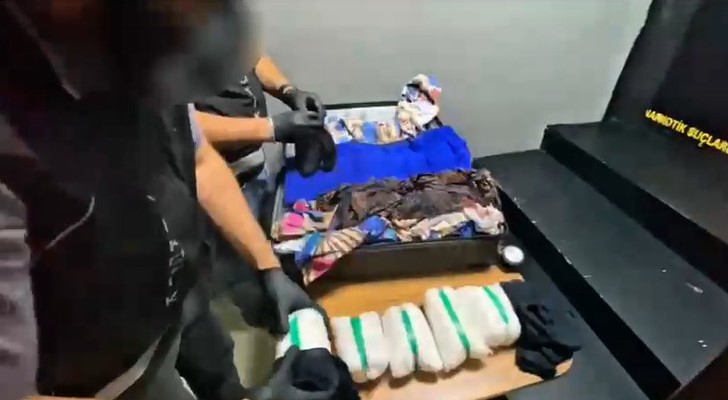 Bavuldan 17 kilo 780 uyuşturucu çıktı 