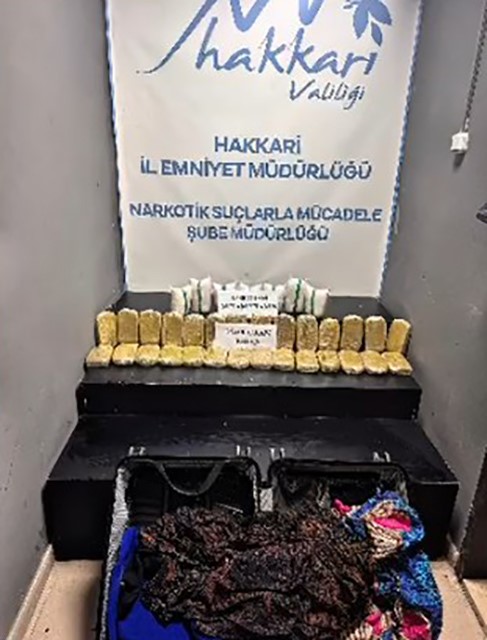 Bavuldan 17 kilo 780 uyuşturucu çıktı 